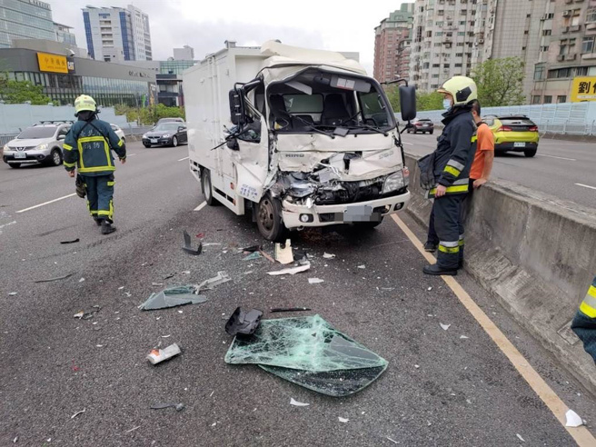 小貨車駕駛疑似未注意車前狀況追撞前方正在減速的小貨車。（民眾提供）