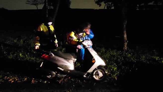 大甲警分局后里分驻所员警获报后，火速前往救援，让受困在水深过膝的郭男顺利脱险。(警方提供)