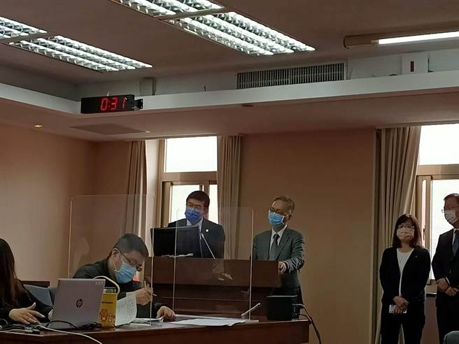 交通部长王国材(左)及卫福部政务次长薛瑞元(右)。(简立欣摄)