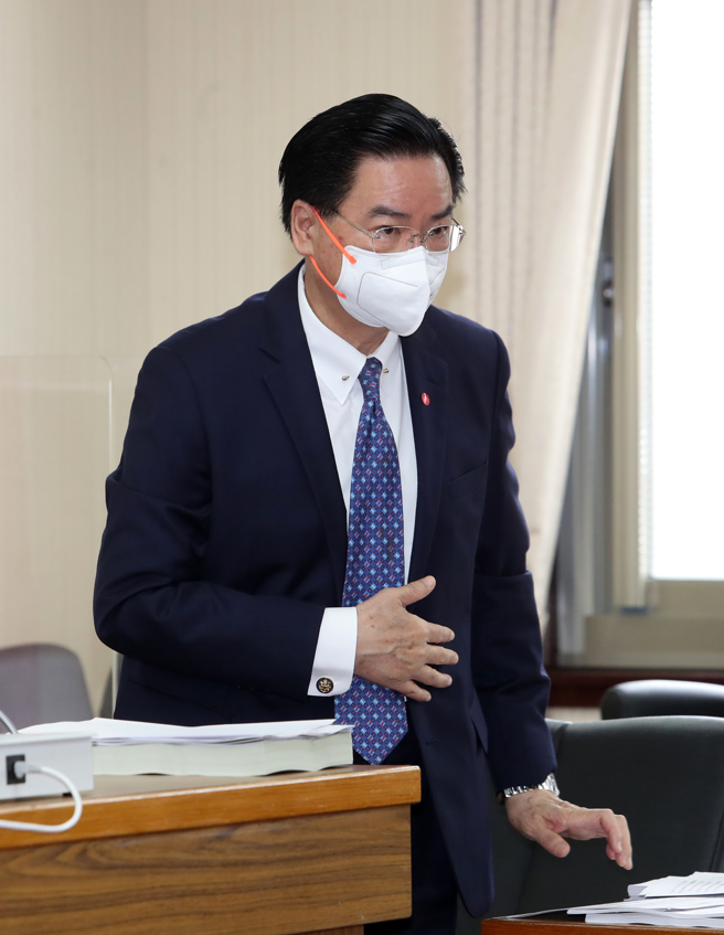 外交部长吴钊燮（见图）9日赴立法院外交及国防委员会，报告「当前我国推动公眾外交与华语教育之策略及成效」，并于会前受访。（刘宗龙摄）