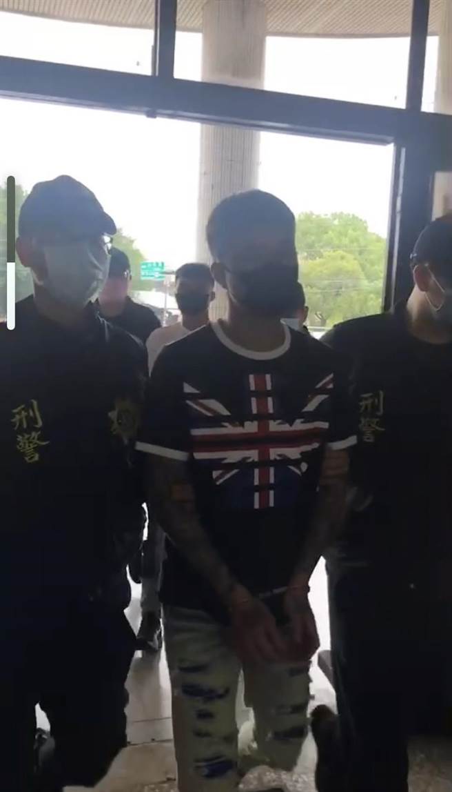 東港清晨傳槍響，警方堅壁清野奏效，歹徒自行攜槍投案。(警方提供)