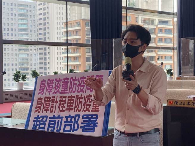 台中市议员罗廷玮质询表示，市府应儘速规画通用防疫计程车。(林欣仪摄)