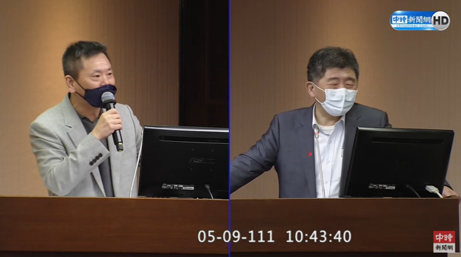 國民黨立委林為洲（左）質詢時透露自己幫偏鄉爭取到實名制快篩還是被罵，衛福部長陳時中（右）聽完後笑回「這樣你可以了解我的心情了吼」。（圖／翻攝自中時新聞網直播）