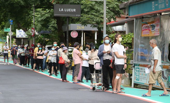 立委关心快筛试剂日前销售每剂价格大概价格都在350元，非常整齐划一，是否有联合行为。公平会回应「没有联合行为」。图为民眾在药局前大排长龙等待购买快筛试剂。（示意图／陈俊吉摄）
