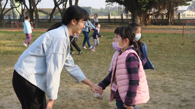 郭钰婷长期参与岛语文化营，陪伴家乡的小朋友，同时也是今年参与全大运桌球赛事的选手。（图/唐伟伦提供）