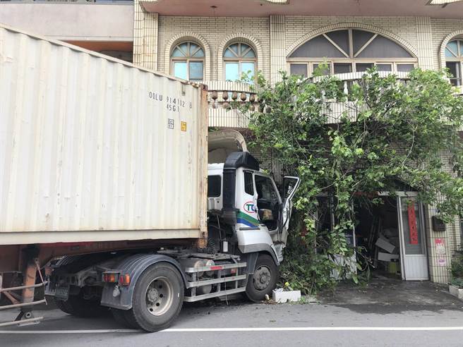 彰化縣鹿港鎮鹿草路上午8點54分，貨櫃車為了閃機車，衝進民宅，整個車頭塞進民宅裡。（民眾提供／吳敏菁彰化傳真）