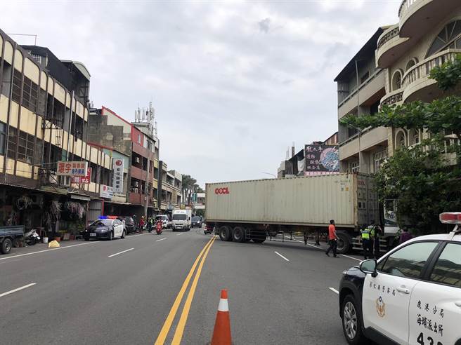 彰化縣鹿港鎮鹿草路上午8點54分，貨櫃車為了閃機車，衝進民宅，整個車頭塞進民宅裡。（民眾提供／吳敏菁彰化傳真）