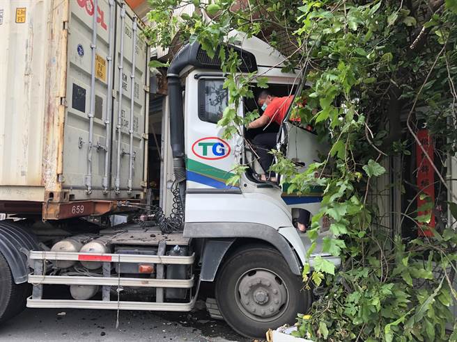 彰化縣鹿港鎮鹿草路上午8點54分，貨櫃車為了閃機車，衝進民宅，整個車頭塞進民宅裡。（民眾提供／吳敏菁彰化傳真）