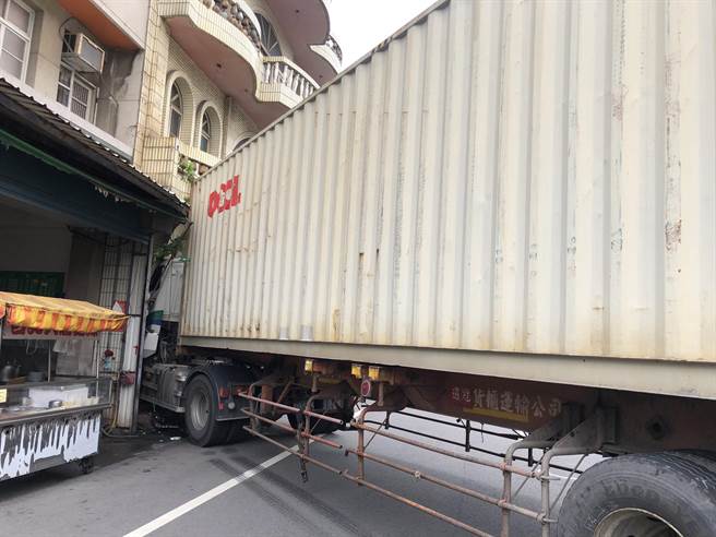 彰化縣鹿港鎮鹿草路上午8點54分，貨櫃車為了閃機車，衝進民宅，整個車頭塞進民宅裡。（民眾提供／吳敏菁彰化傳真）