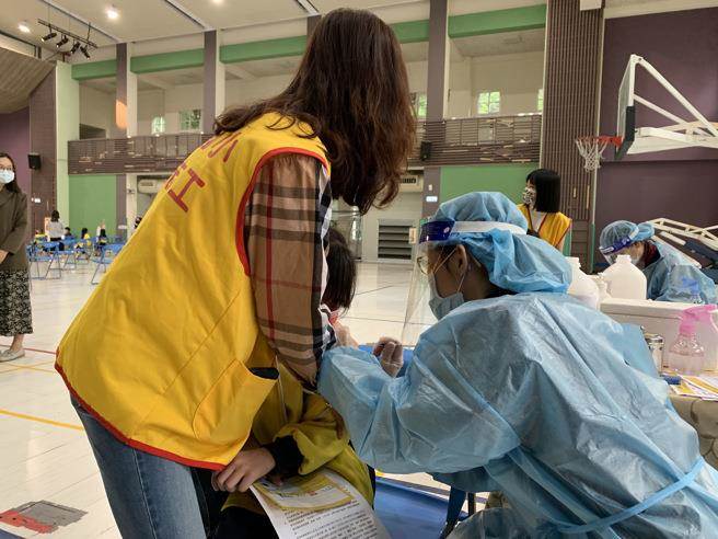 北市儿童校园疫苗开打，但仍有部分学校仍未安排期程，让家长心慌慌。（示意图／本报资料照片）