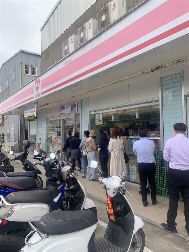 快筛试剂开卖，超商现人潮(图／莱尔富提供)