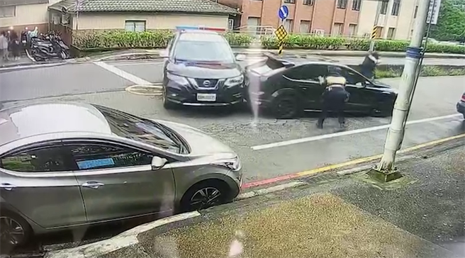 黑色轎車為躲避攔查加速逃逸，警方開3槍遏止。（翻攝照片／陳彩玲基隆傳真）