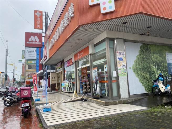 屈臣氏、康是美等药妆店，今（9）开卖亚培快筛试剂，不过花莲多家门市指出，快筛试剂目前还未到货，仅能先贩售其他价格较贵的快筛试剂。（罗亦晽摄）