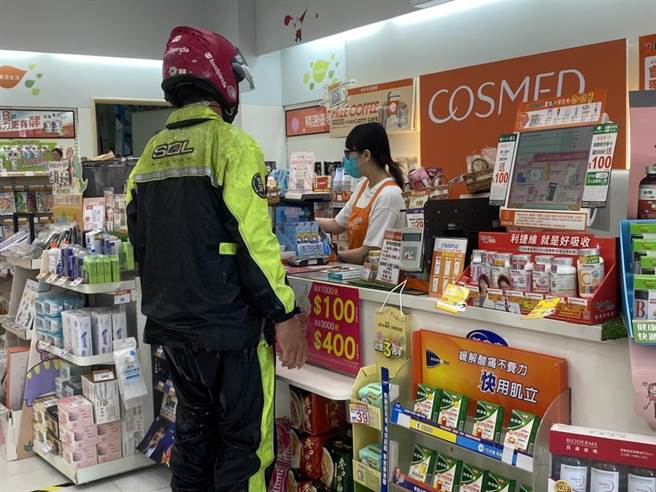 屈臣氏、康是美等药妆店，今（9）开卖亚培快筛试剂，不过花莲多家门市指出，快筛试剂目前还未到货，仅能先贩售其他价格较贵的快筛试剂。（罗亦晽摄）