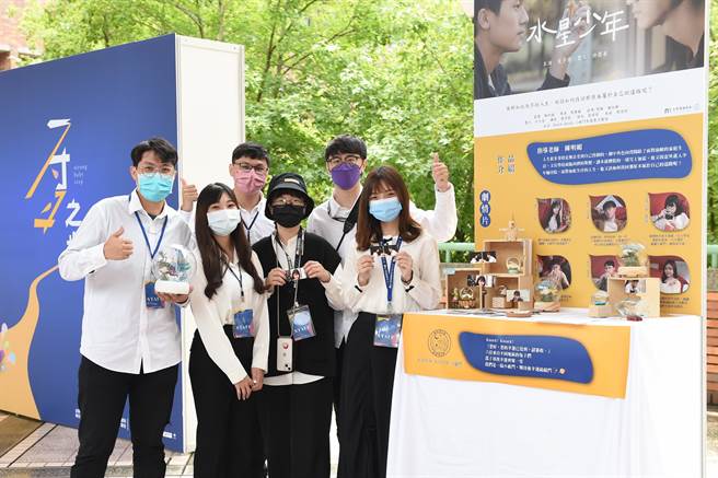 「一寸之步」畢展呈現年輕人創意及影像媒體實作能力，也傳遞社會關懷及正面能量，讓愛亮起來！（靜宜大學提供）