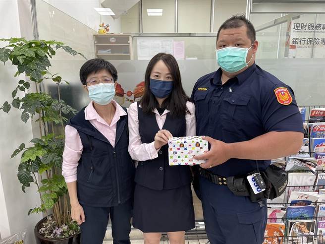 台中市警局第六分局工业区派出所员警，前往台企银西屯分行，表扬机警阻诈、为多名被害民眾保住上百万元存款的张姓美女行员(中)。（警方提供／谢琼云台中传真）