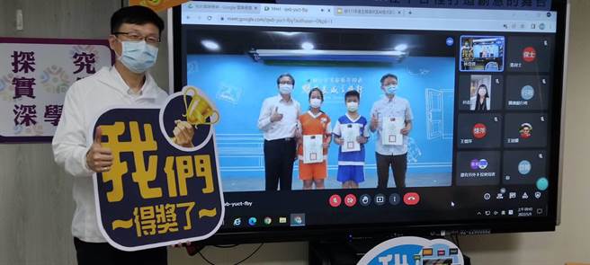 新庄民安国小同学施羽倢、江品勋获得全国猫咪杯AI程式设计示范赛国小组第一名，教育局长张明文今线上颁奖。（陈慰慈摄）