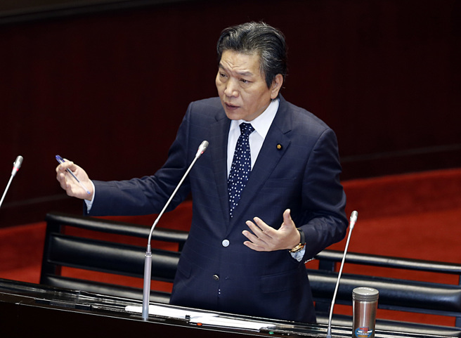 獲總統蔡英文提名任監察院副院長，親民黨祕書長李鴻鈞表示將退出親民黨，並透露已向親民黨主席宋楚瑜報告此事。（資料照／姚志平攝）