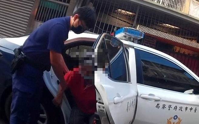 员警扶8旬阿嬷坐上警车，贴心的「人民保母」令民眾感动。。（民眾提供／卢金足台中传真）