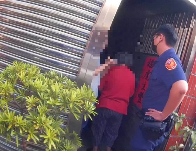 台中市一名88岁阿嬷到诊所復健后迷途， 幸好身上有携带写明住家地址纸条，雾峰警分局警员顺利协助返家。（民眾提供／卢金足台中传真）