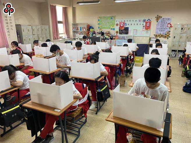 教育部提出新停课标准，国高中生确诊，匡列周围「九宫格」座位学生实施防疫假3天。（本报资料照片）