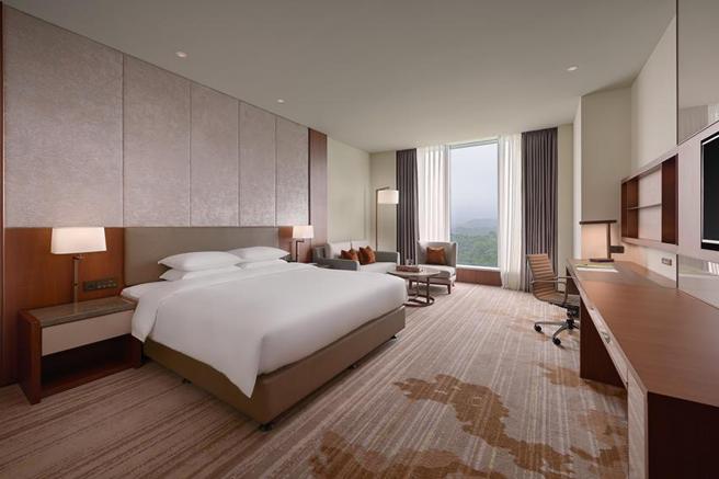 （六福萬怡推「秀出小黃卡，樂FUN萬怡驚喜抽」優惠活動，至5月31日前，入住任一住房專案，每筆訂房憑住客本人完成3劑的疫苗接種紀錄卡，最高可望抽中星宇航空台北-曼谷雙人來回機票。圖／六福旅遊集團提供）