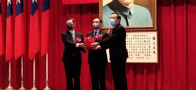 法务部9日举办新、卸任检察总长交接典礼，卸任总长江惠民（左）、新任总长邢泰钊（右）进行交接。（陈志贤摄）