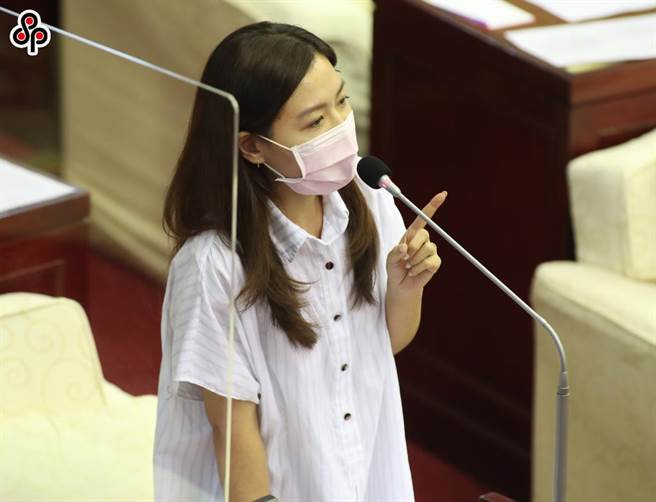 台北市议员吴沛忆轰北农总经理翁震炘放生摊商。（本报资料照）