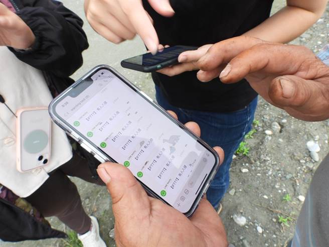 国立东华大学师生近日开发一套再生能源供电的红外线电子围篱防盗系统，将科技带入田间，瓜农能在西瓜产季，透过手机随时掌握出入人车，减轻护瓜的压力及负担。（罗亦晽摄）