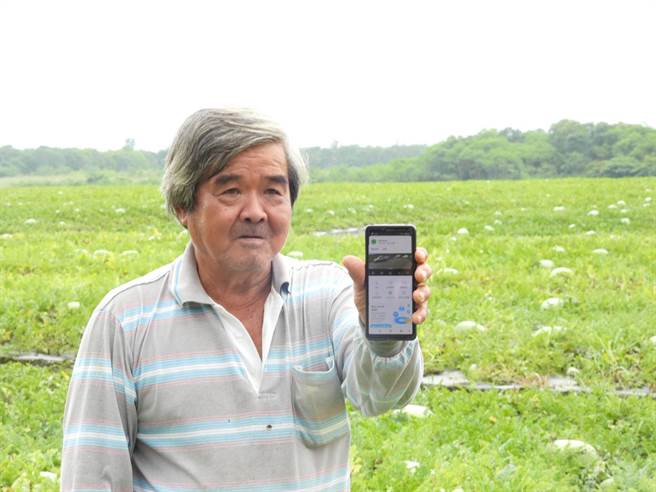 国立东华大学师生近日开发一套再生能源供电的红外线电子围篱防盗系统，将科技带入田间，瓜农能在西瓜产季，透过手机随时掌握出入人车，减轻护瓜的压力及负担。（罗亦晽摄）