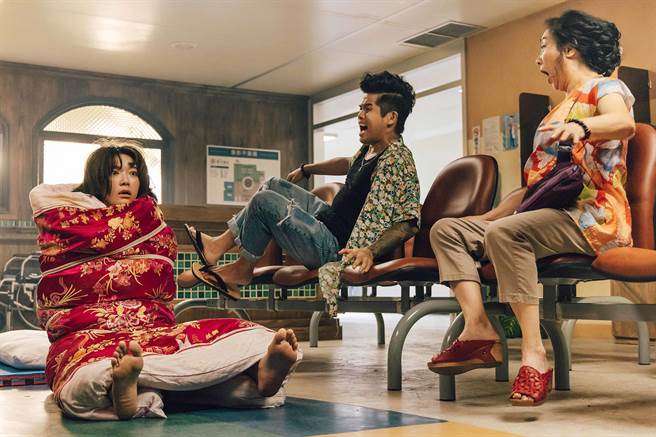 杨丽音（左起）、张再兴被突然坐起的蔡淑臻吓到。（公共电视提供）