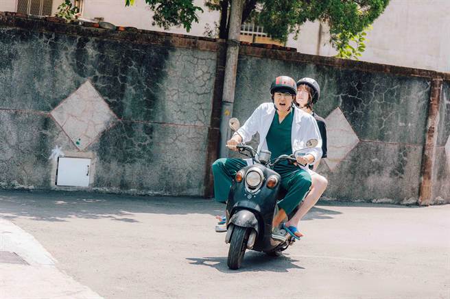 风田、蔡淑臻在《村里来了个暴走女外科》互动逗趣。（公共电视提供）