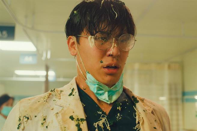 风田被呕吐物喷满身。（公共电视提供）