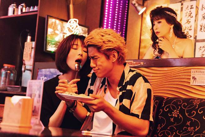 蔡淑臻（左）在剧中勾引朱轩洋。（公共电视提供）