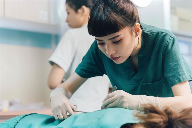 杜姸饰演「缝合小高手」缇娜。（公共电视提供）