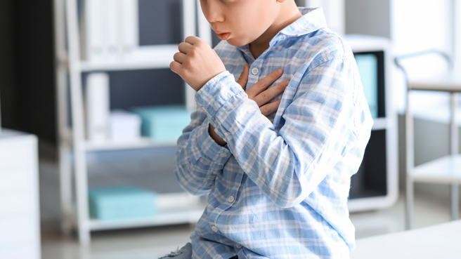 醫師陳木榮表示，一名媽媽帶著年僅國小二年級的男童到他的診所求診，男童一進入診間就拉下口罩對他不斷咳嗽，經了解才知道，男童覺得對他人咳嗽很好玩。（圖／示意圖，達志影像）