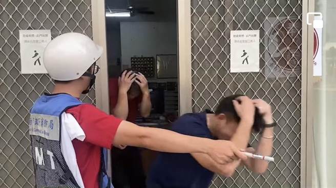 官田消防分队搭时事梗，拍摄「七日菌男降漏、降漏」的防火宣导短片。（官田消防分队提供／张毓翎台南传真）