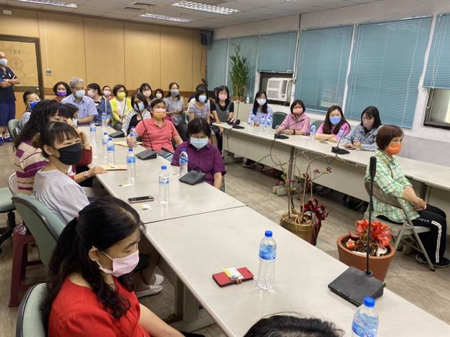 中油大林厂外包商镇海海事工程公司，遭爆积欠47名劳务员工共逾百万元薪资，受害员工向高市议员郑光峰陈情。（郑光峰提供）