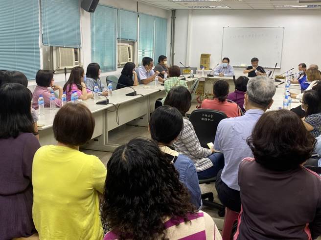 中油大林厂外包商镇海海事工程公司，遭爆积欠47名劳务员工共逾百万元薪资，受害员工向高市议员郑光峰陈情。（郑光峰提供）