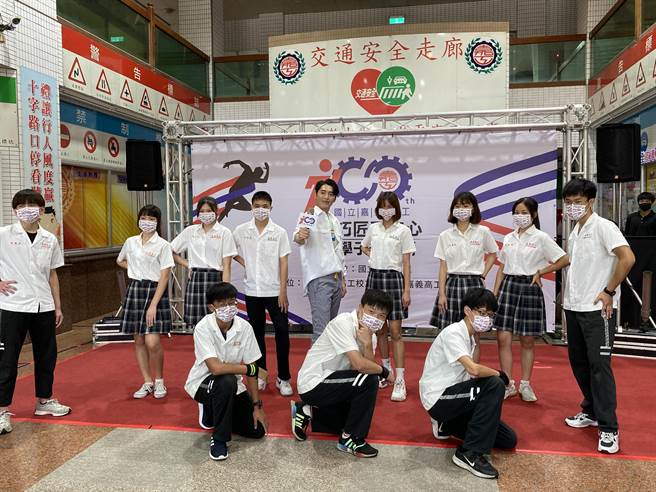 歌手黄昺翔与嘉工热舞社表演RAP版校歌，动感、热情，洋溢青春。（廖素慧摄）