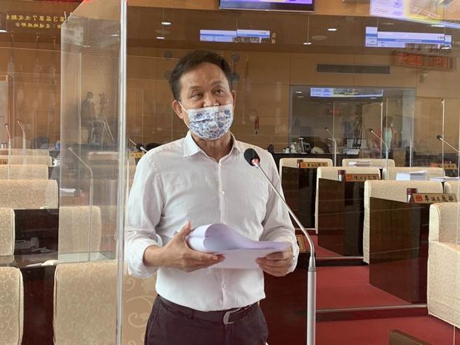 台中市议员张耀中指出，台中捷运绿线沿线8座车站，帷幕玻璃2年多来已爆裂10次。(林欣仪摄)