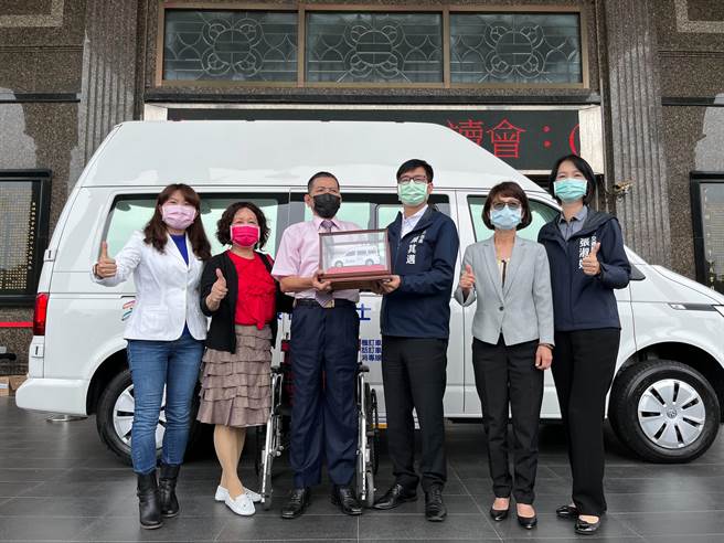 高雄佳益工业有限公司长期投入公益活动，为了帮助行动不便民眾有更便利的交通，在高市议员李雅静的牵线下，佳益公司决定捐赠1辆復康巴士给高市府运用。（李雅静提供／洪浩轩高雄传真）