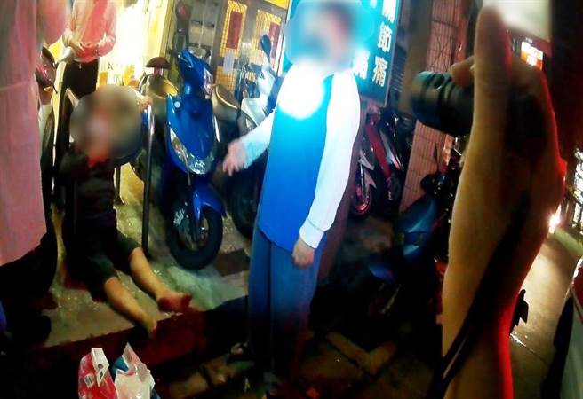 刘母因腿部过于疼痛瘫坐在地，女儿无助在旁，只好报警寻求协助。（基隆市警局提供／陈彩玲基隆传真）