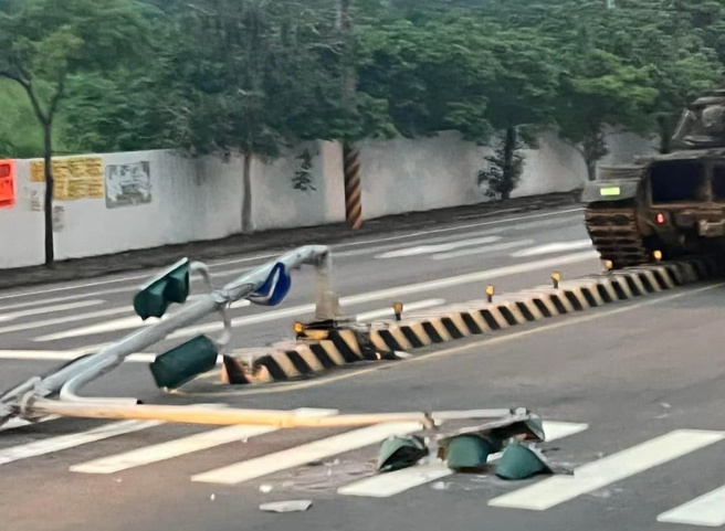 陆军CM11战车今（9日）清晨因操作不慎，撞上新竹县湖口乡八德路的交通号志杆。（翻摄自脸书社团《爆废公社》）