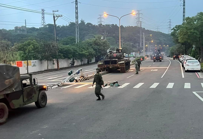 陆军CM11战车今（9日）清晨因操作不慎，撞上新竹县湖口乡八德路的交通号志杆。（翻摄自脸书社团《爆废公社》）