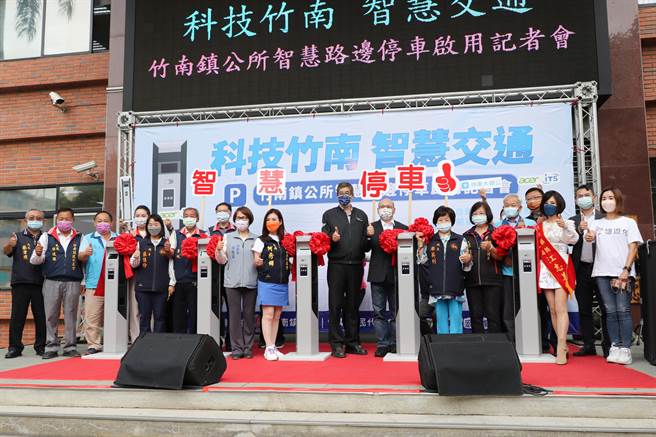 副县长邓桂菊与镇长方进兴偕同来宾剪彩。（李京升摄）