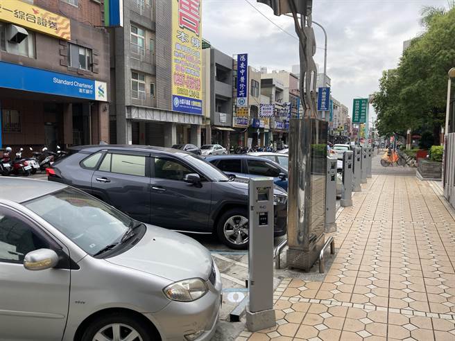 竹南镇公所9日起启用智慧停车格。（李京升摄）