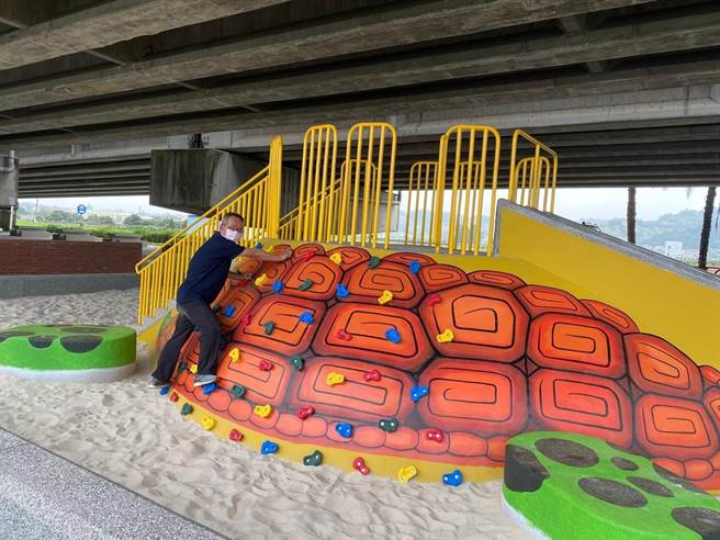 乌龟溜滑梯一龟多用，连坚硬的龟壳都可以让小朋友像攀岩一样攀爬，训练手脚衡感，提高观察能力。（雾峰区公所提供／卢金足台中传真）