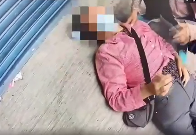 北市一名洪姓妇人9日在归绥街排队购买居家快筛试剂，因身体不舒服而昏倒在地。（翻摄画面／李文正台北传真）