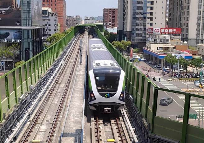 台中捷運綠線受地震影響，下午在月台駐留2分鐘，之後慢速巡軌確認安全後才恢復運轉。(中捷公司提供／林欣儀台中傳真)